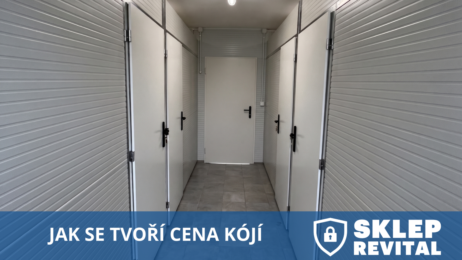 Ulička nových kovových sklepních kójí z plechovými zdmi a bílými dveřmi. dole nápis "Jak se tvoří cena" a logo SKLEP REVITAL